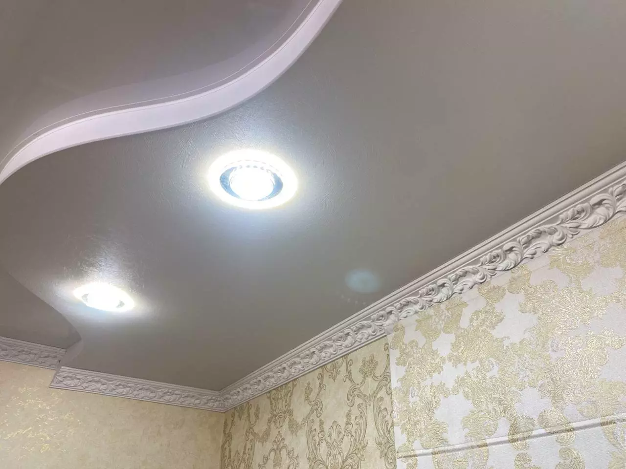 Комбинированный натяжной потолок с точечными светильниками