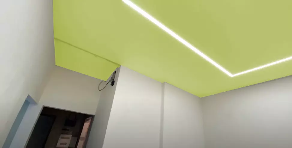 Желтый натяжной потолок со световой линией