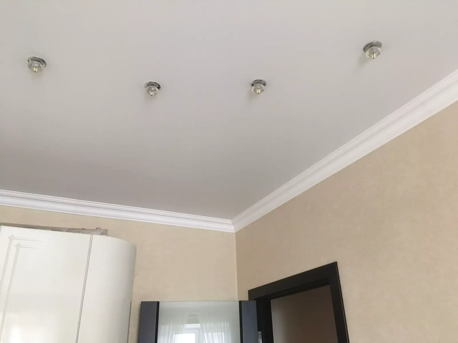 Матовый натяжной потолок в квартиру — Уссурийск, Русская, 5а, фото 1
